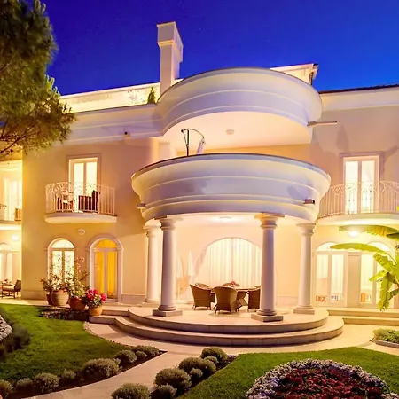 Gorgeous In With Swimming Pool Apartment *