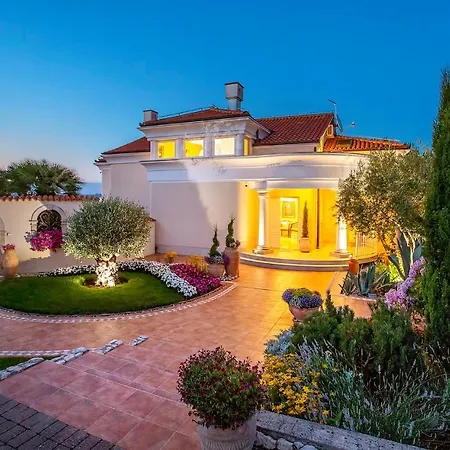 Apartment Gorgeous In With Swimming Pool *