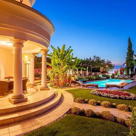Gorgeous In With Swimming Pool Apartment *